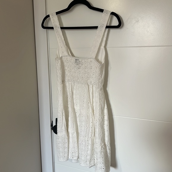 White dress - Picture 6 of 6